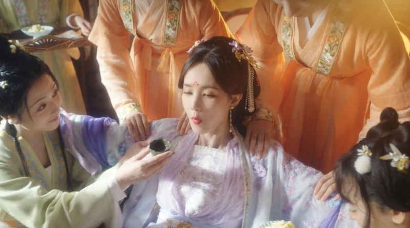 A scene from Chinese period drama A Dream Within a Dream Episode 2 Recap o a woman being pampered by her maids