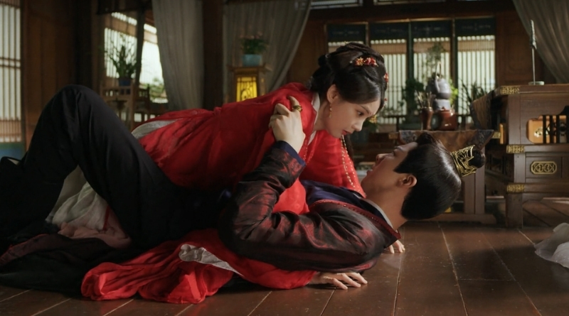 A scene from Chinese period drama, A Dream Within a Dream episode 5 recap of a woman falling in top of a man on the floor