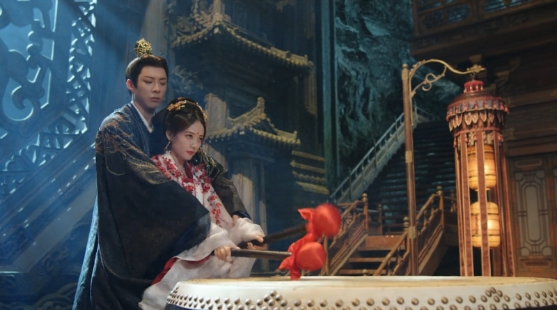 A scene from Chinese period drama, A Dream Within a Dream episodes 14-16 recap of man and woman drumming battled drums together