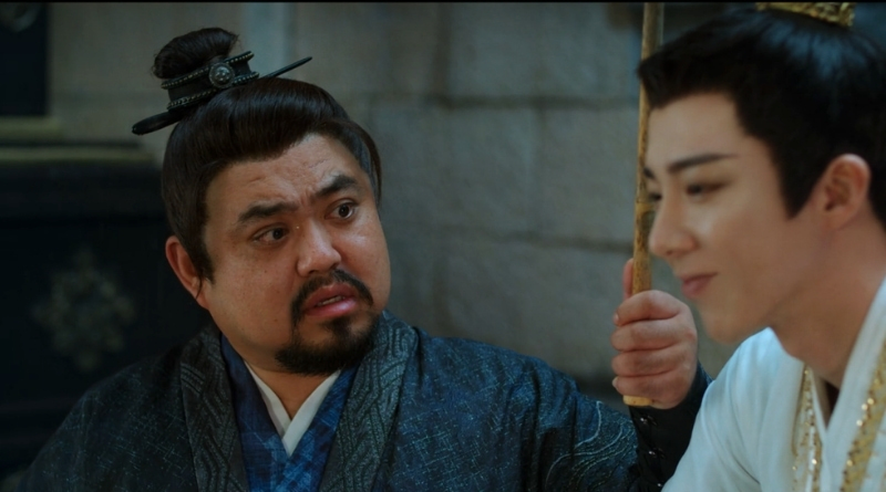 A scene from Chinese period drama, A Dream Within a Dream episodes 29-31 recap of man holding an umbrella for his master who is smiling