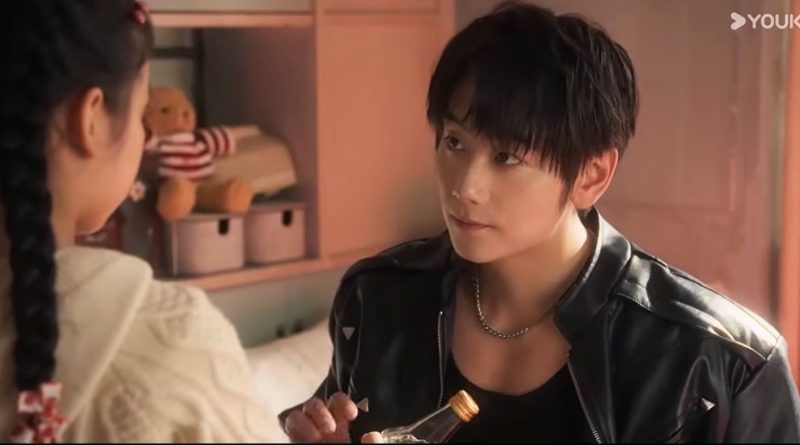 Affinity episode recap 17-18: Chinese sci-fi drama scene of a a girl offering a man a drink