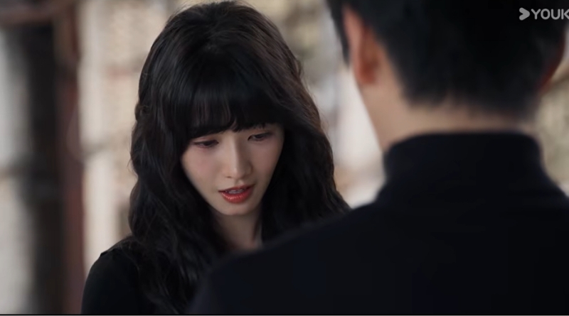 Affinity episode recap 31-32: Chinese sci-fi drama scene of a woman in black talking to a man in black