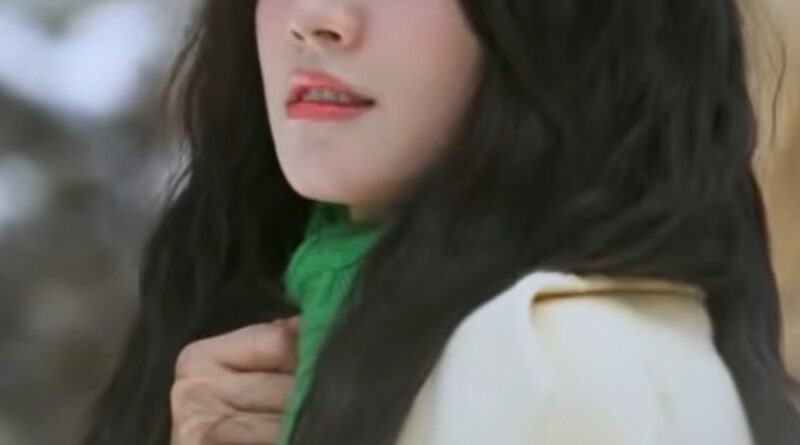 Affinity episode recap: Chinese sci-fi drama scene of a woman in the cold with a beige coat and green scarf