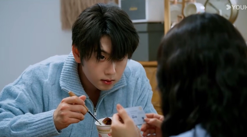 Affinity episode recap 31-32: Chinese sci-fi drama scene of a man eating cup noodles