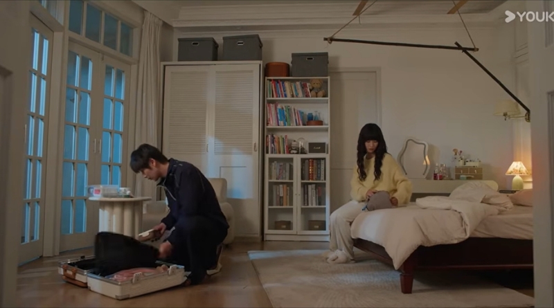 Affinity episode recap 33-34: Chinese sci-fi drama scene of a man and woman packing in the bedroom