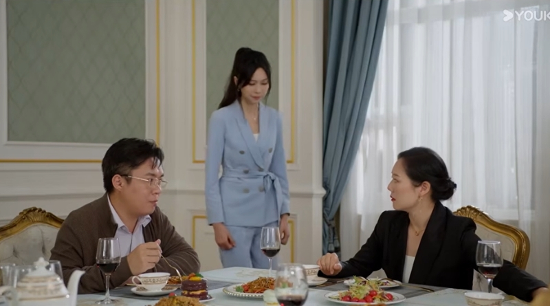 Affinity episode recap 35-36: Chinese sci-fi drama scene of 2 people having dinner at home and a woman in a blue suit waiting by the side
