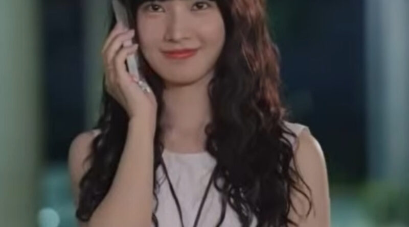 Affinity episode recap: Chinese sci-fi drama scene of a woman on the phone and smiling