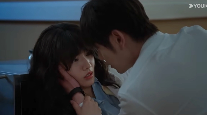 Affinity episode recap 5-6: Chinese sci-fi drama scene of man and woman in danger