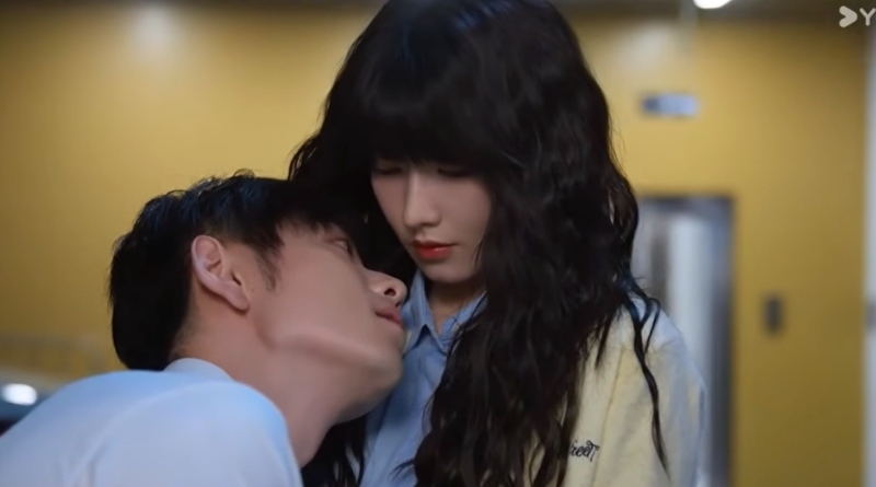 Affinity episode recap 7-8: Chinese sci-fi drama scene of man leaning against a woman