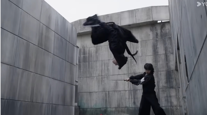 Affinity episode recap 9-10: Chinese sci-fi drama scene of 2 men fighting with blades within concrete walls