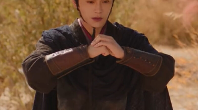 Scene from period Chinese drama The Road To Splendor Episode 10 recap and review of a man in a straw hat greeting someone in the desert