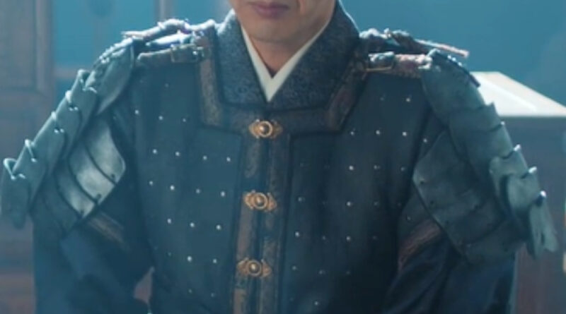 Scene from period Chinese drama The Road To Splendor Episode 16 recap and review of a soldier in armour, kneeling down in a room