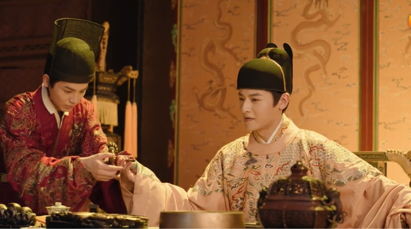 Scene from modern Chinese drama The Road To Splendor Episode 19 recap of emperor handing something to the eunuch