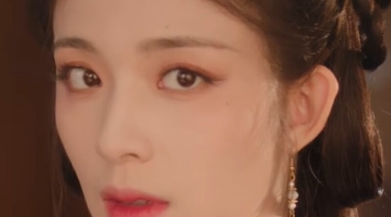 Scene from period Chinese drama The Road To Splendor Episode 19 recap and review of a woman in hanfu