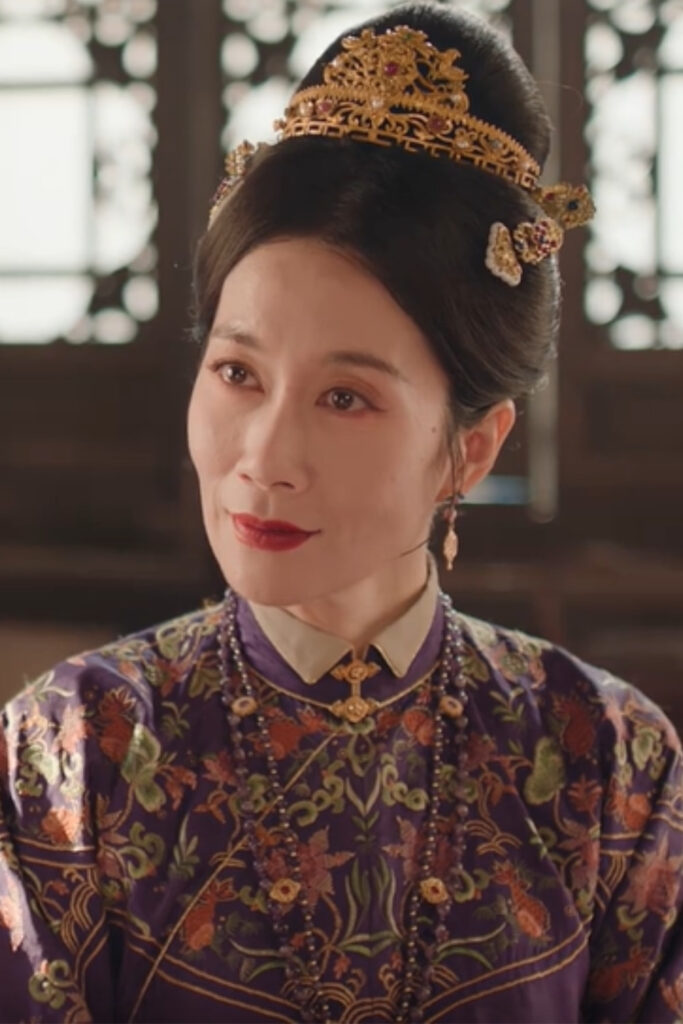 Scene from period Chinese drama The Road To Splendor Episode 2 recap and review of a woman dressing in ancient period wear with a tiara