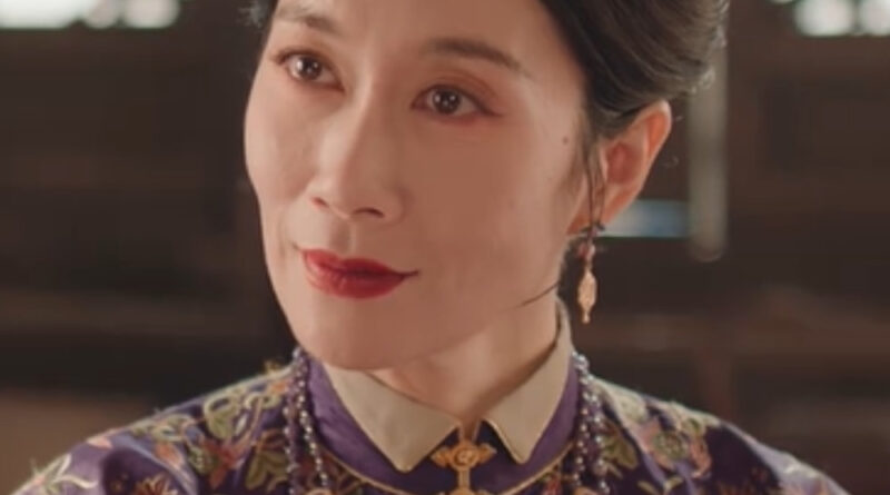 Scene from period Chinese drama The Road To Splendor Episode 2 recap and review of a woman dressing in ancient period wear with a tiara