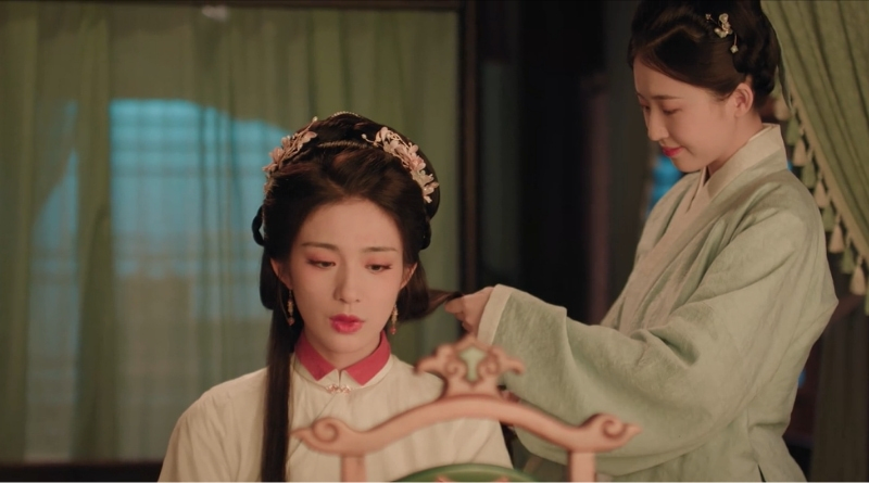 Scene from modern Chinese drama The Road To Splendor Episode 21 recap of maid combing concubines hair
