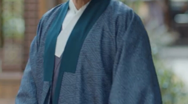 Scene from period Chinese drama The Road To Splendor Episode 21 recap and review of a father in blue hanfu clothes