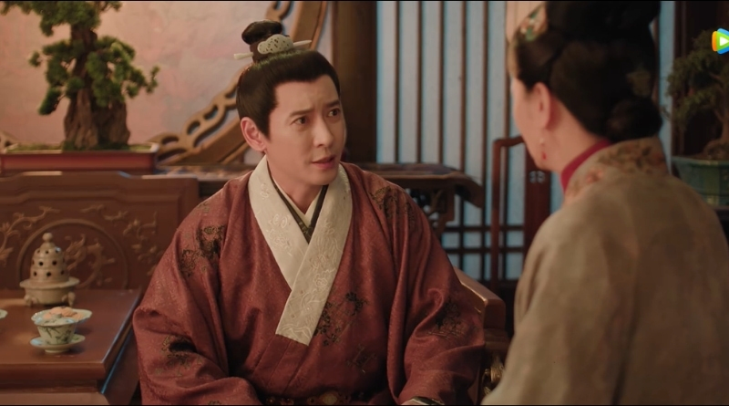 Scene from modern Chinese drama The Road To Splendor Episode 22 recap of a man talking to his mother in a concern face