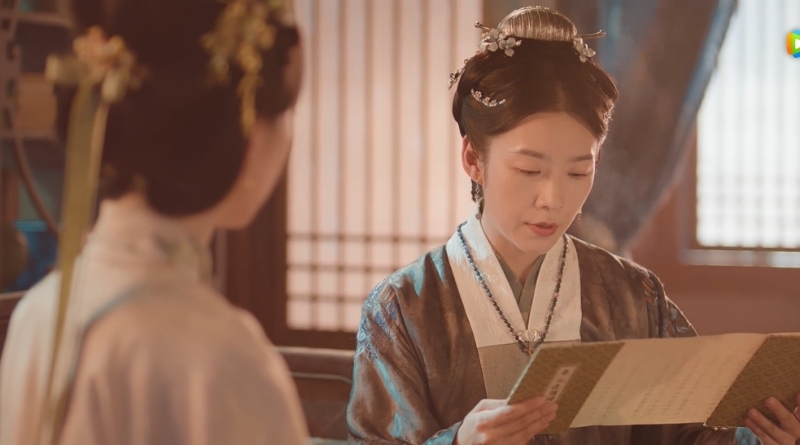 Scene from modern Chinese drama The Road To Splendor Episode 22 recap of a woman read to another woman