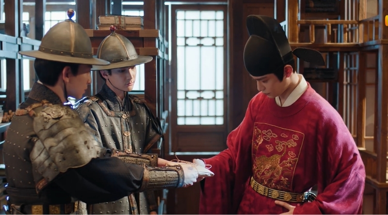 Scene from modern Chinese drama The Road To Splendor Episode 23 recap of an imperial officer being handed a parcel by two soldiers in armour