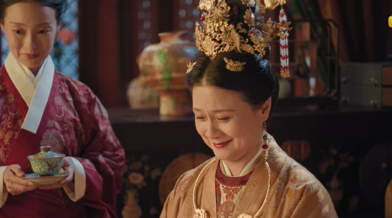 Scene from modern Chinese drama The Road To Splendor Episode 24 recap of the empress Dowager smiling