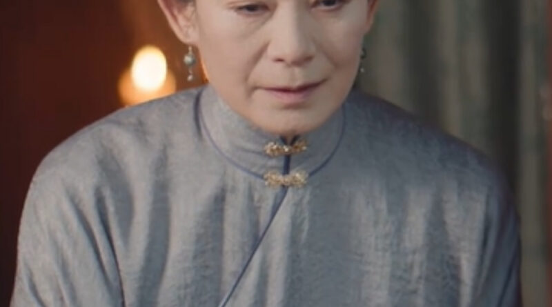 Scene from period Chinese drama The Road To Splendor Episode 24 recap and review of a woman in plain grey hanfu