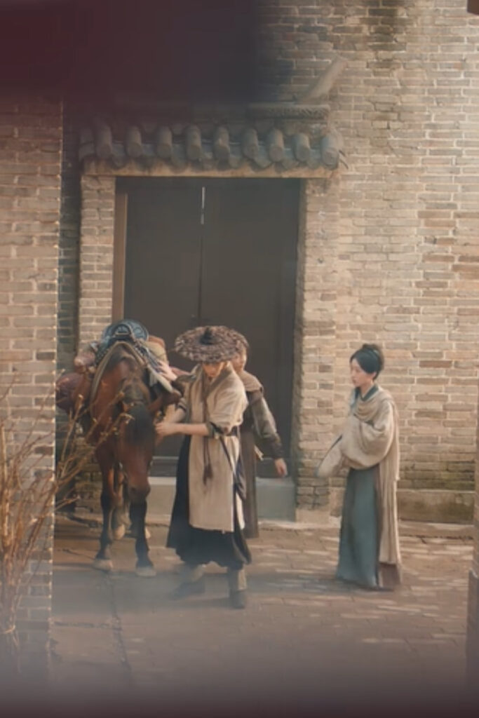 Scene from period Chinese drama The Road To Splendor Episode 4 recap and review of 2 men and a woman dressed for travel with a packed horse