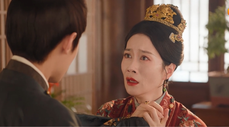 Scene from modern Chinese drama The Road To Splendor Episode 7 recap of a mother crying while her son's hand