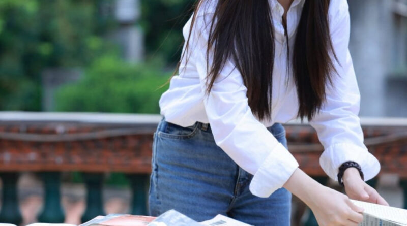 Scene from modern Chinese drama Road To Success Episodes 11-12 recap of a woman putting books away