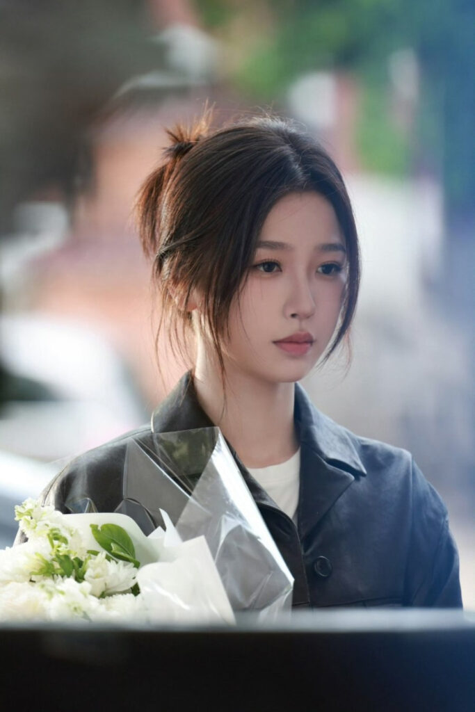 Scene from modern Chinese drama Road To Success Episodes 23-24 recap of a woman holding a bunch of flowers