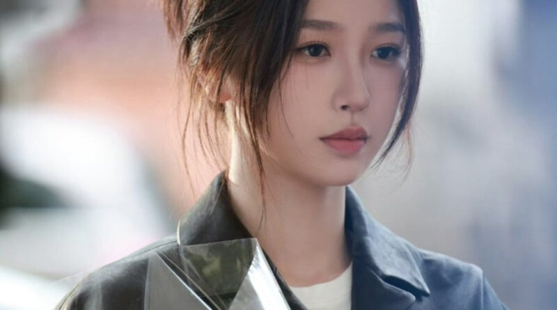 Scene from modern Chinese drama Road To Success Episodes 23-24 recap of a woman holding a bunch of flowers