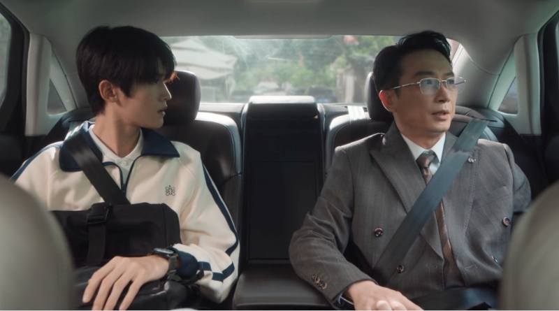 Scene from modern Chinese drama Road To Success Episodes 23-24 recap of a boy talking to his father in the back seat of a car