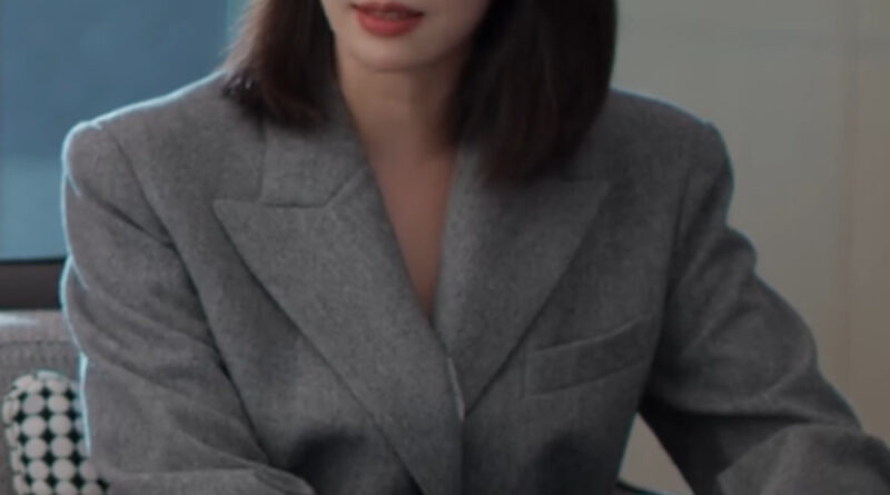 Scene from modern Chinese drama Road To Success Episodes 25-26 recap of a woman in a grey suit sitting on a chair