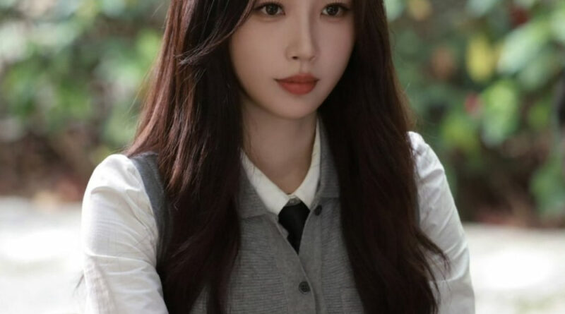 Scene from modern Chinese drama Road To Success Episodes 27-28 recap of woman playing Chinese chess in a park