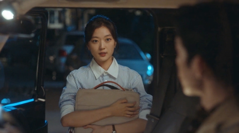 Scene from modern Chinese drama The Early Spring Episode 1 recap and review of a girl clutching her laptop bag getting out of a car
