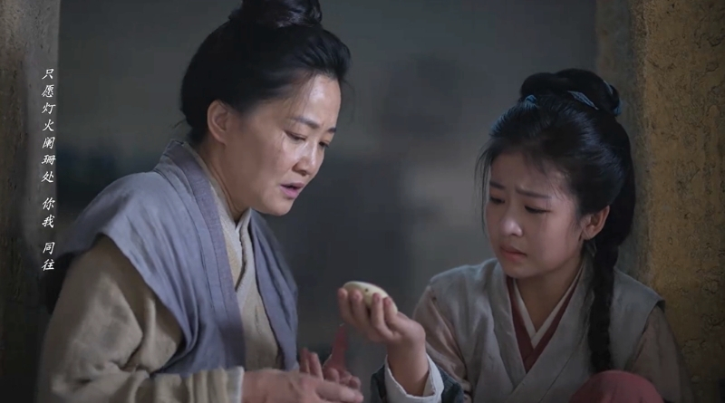 Scene from period Chinese drama Against The Current (2026) Episode 2 Recap and review of a young girl showing a chinese wedding cake to her mother