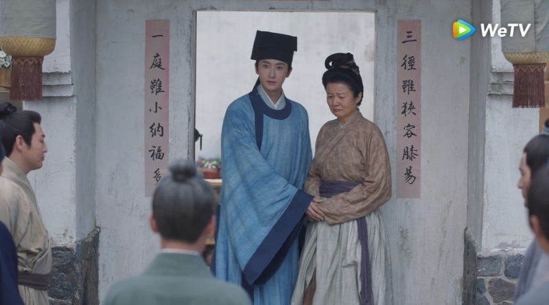 Scene from period Chinese drama Against The Current (2026) Episode 21 Recap and review of scholar in blue hanfu, confronting a crowd outside their house with his mother