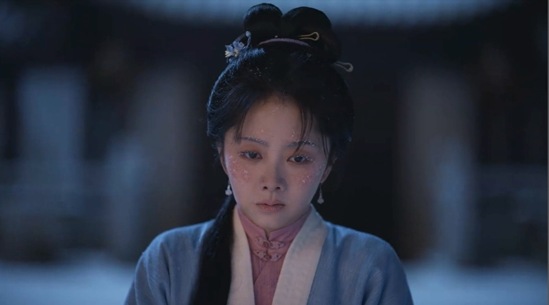 Scene from period Chinese drama Against The Current (2026) Episode 7 Recap and review of a woman dressed in blue and pink hanfu frozen in the winter