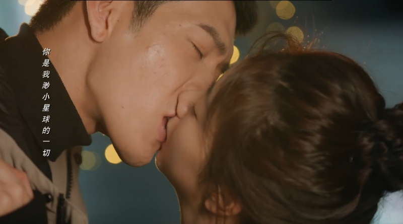 Road Home Romance Review (2023) of couple kissing