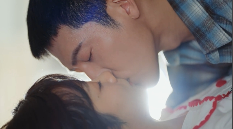 Road Home Romance Review (2023) of couple kissing