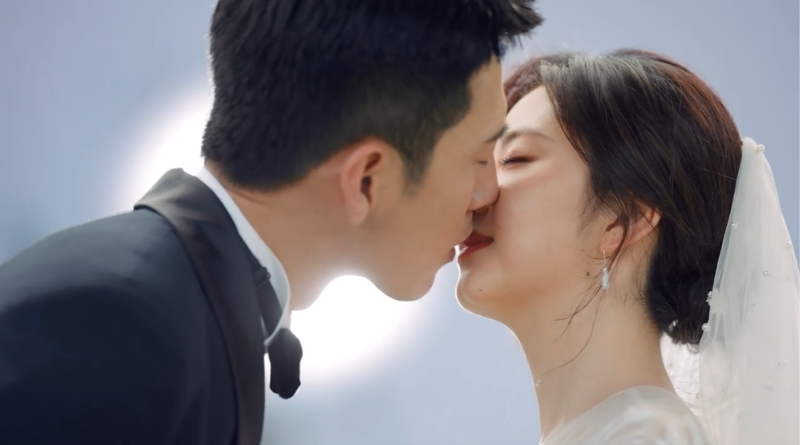 Road Home Romance Review (2023) of couple getting married and kissing