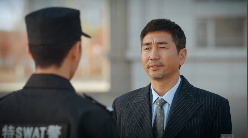 Scene from modern Chinese drama Road Home Episode 17 recap and review of father in law talking to a policeman