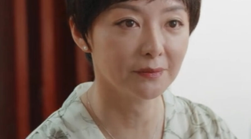 Scene from modern Chinese drama Road Home Episode 25 recap and review of a chinese middle aged woman with short hair and floral blouse