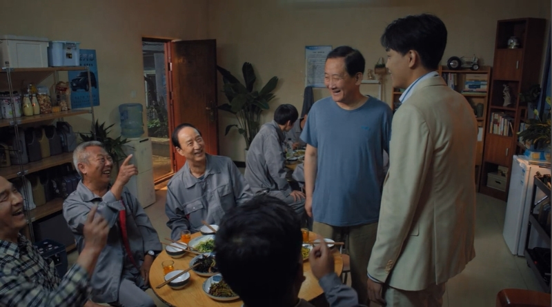 Scene from modern Chinese drama Road Home Episode 25 recap and review of a dinner gathering at a car repair shop