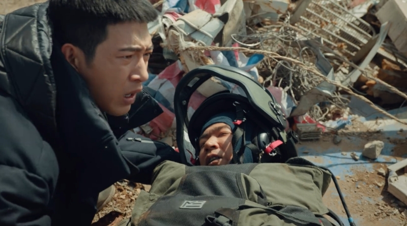 Scene from modern Chinese drama Road Home Episode 26 recap and review of a distraught man helping a policeman in bomb suit