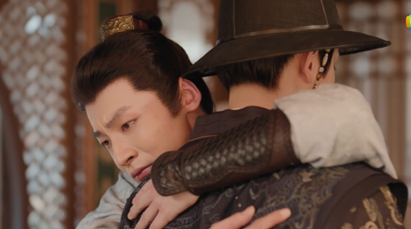 Scene from period Chinese drama The Road To Splendor Episode 24 recap and review of 2 men hugging