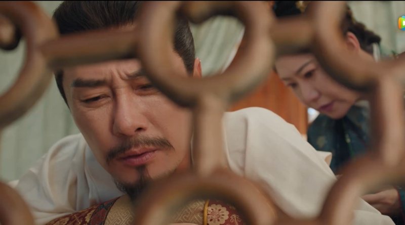 Scene from period Chinese drama The Road To Splendor Episode 26 recap and review of a woman applying medicine to husband's wounds