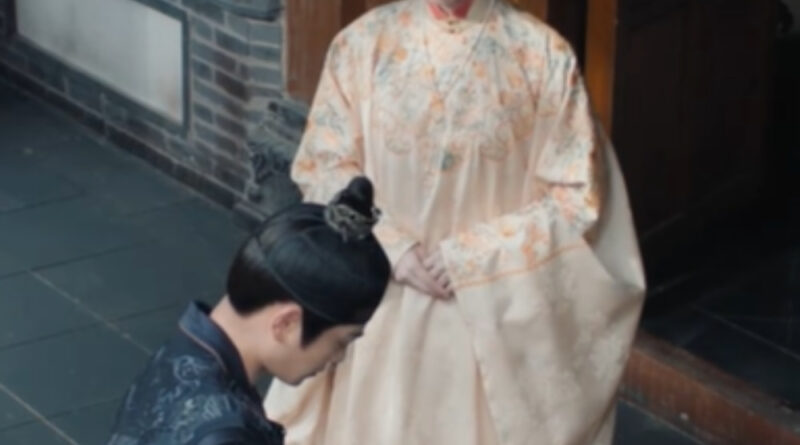 Scene from period Chinese drama The Road To Splendor Episode 27 recap and review of husband and wife talking on the porch