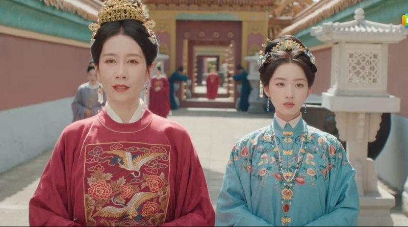 Scene from period Chinese drama The Road To Splendor Episode 28 recap and review two women walking down the corridor at the palace